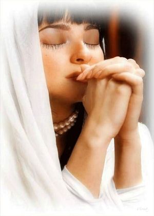 Девушка молится