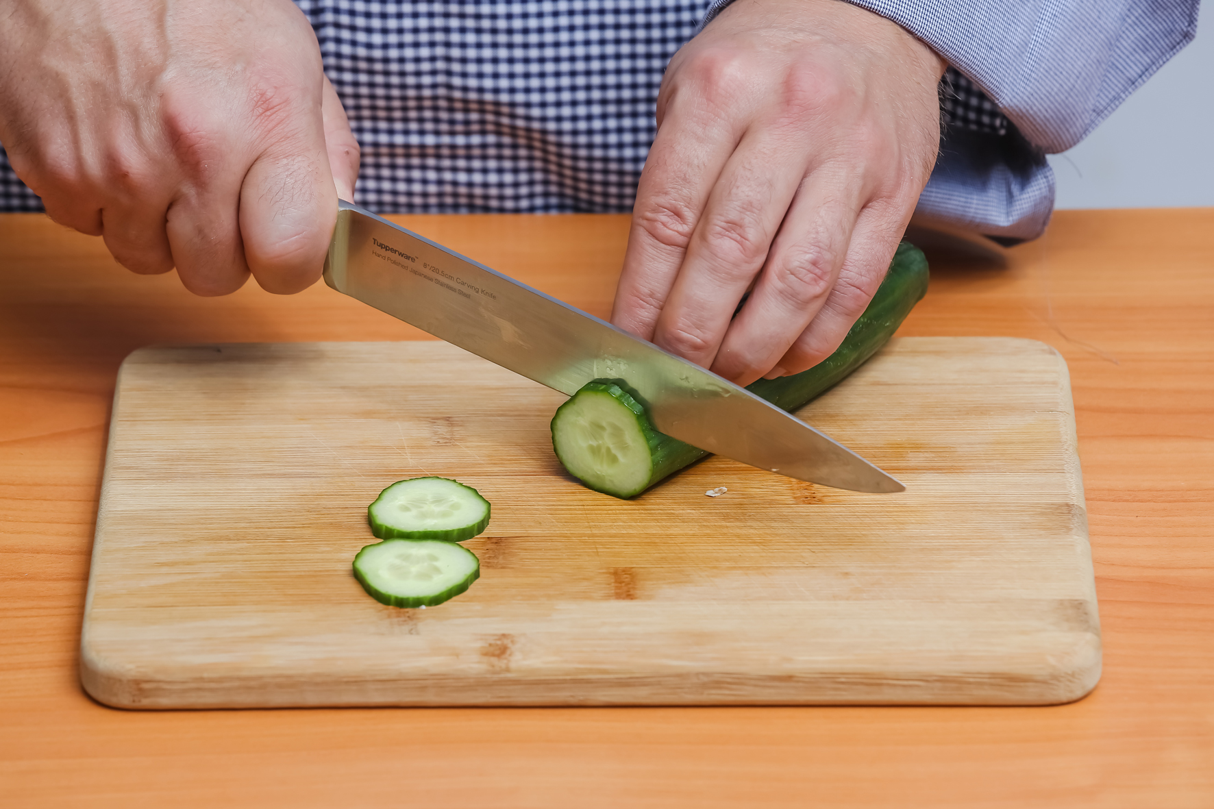 Колоть ножом. Нарезанные овощи. Шинковать овощи. Резать овощи. Нож нарезает овощи.