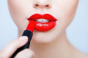 Что значит красить губы во сне