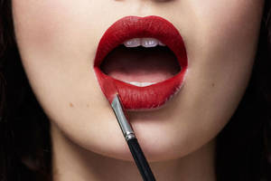 Как красить губы красным цветом правильно