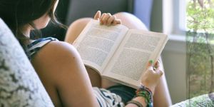 Женщина читает