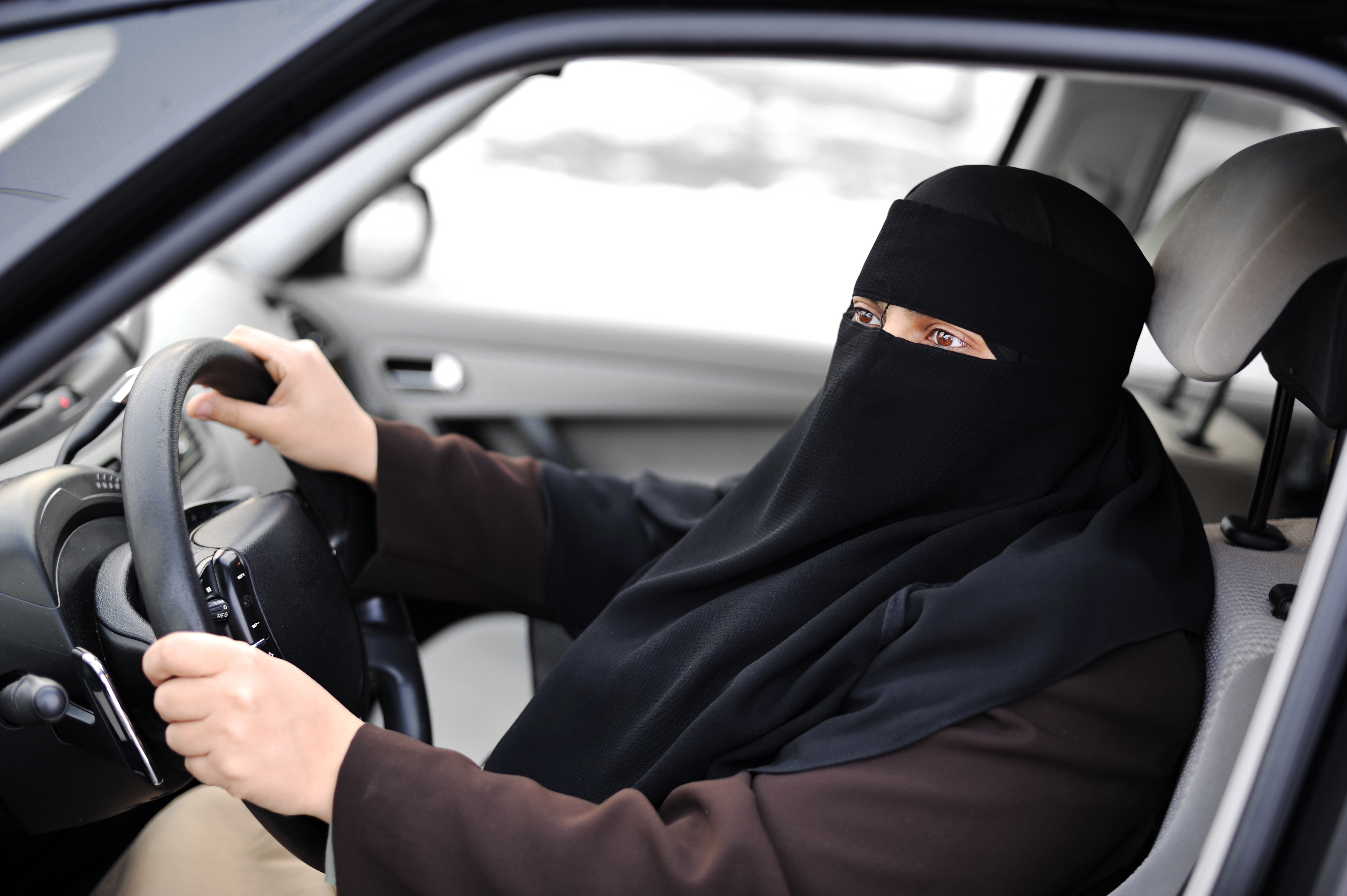 Исламский сонник машина. Мусульманка водит машину. Мусульманская женщина на машине. Женщина Исламского машине. Никаб Саудовской Аравии.