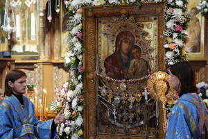 Икона Божьей матери в церкви с лампадой