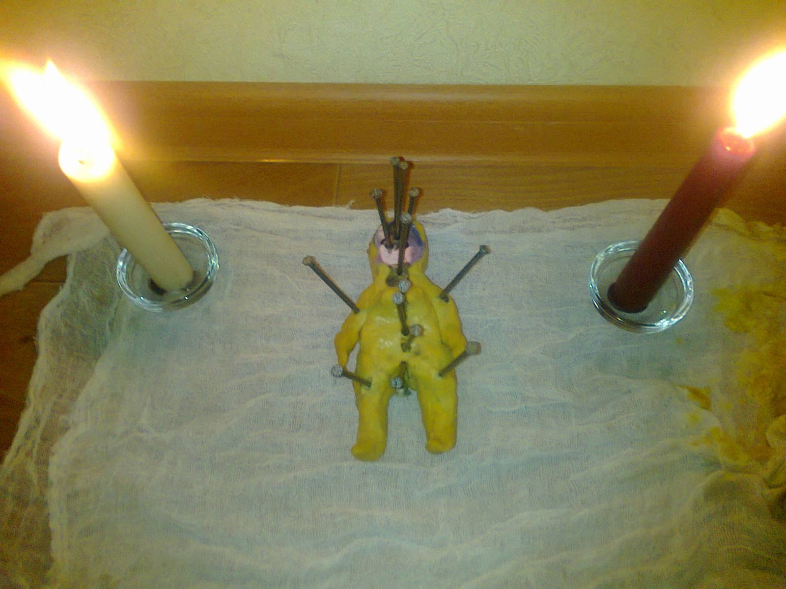 Вольт ритуал. Кукла вуду из воска. Кукла из свечей. Свечи для порчи.