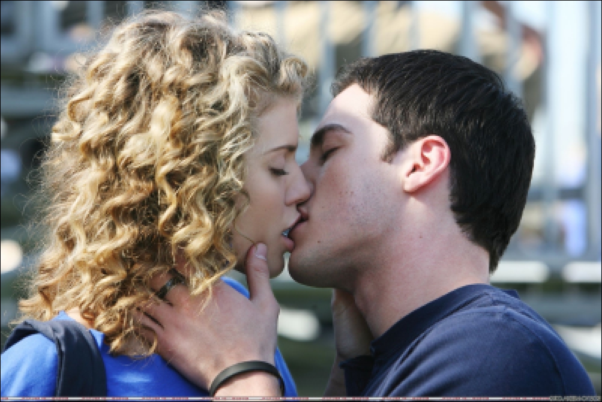 Дай мне раз поцелуй. Французский поцелуй. Кудрявая блондинка с парнем. Первый поцелуй взасос. Поцелуй с кудрявым парнем.