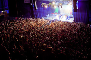 Множество людей на концерте