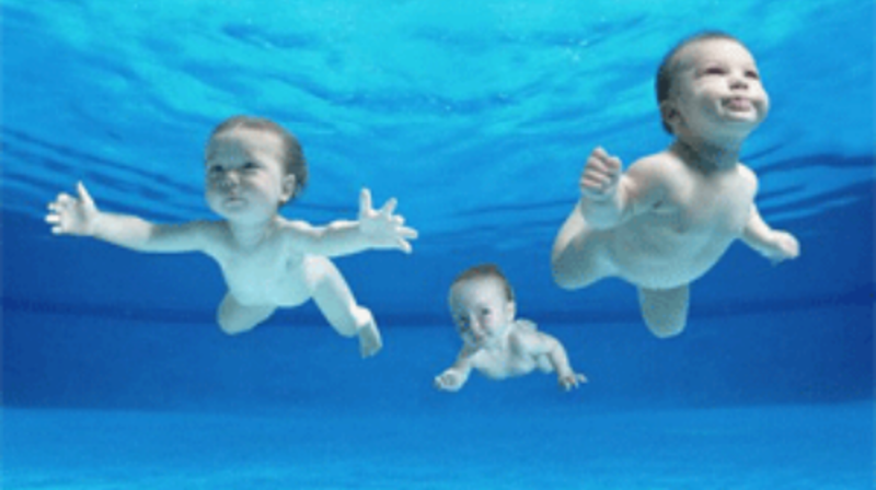 Младенцы - плавающие в воде