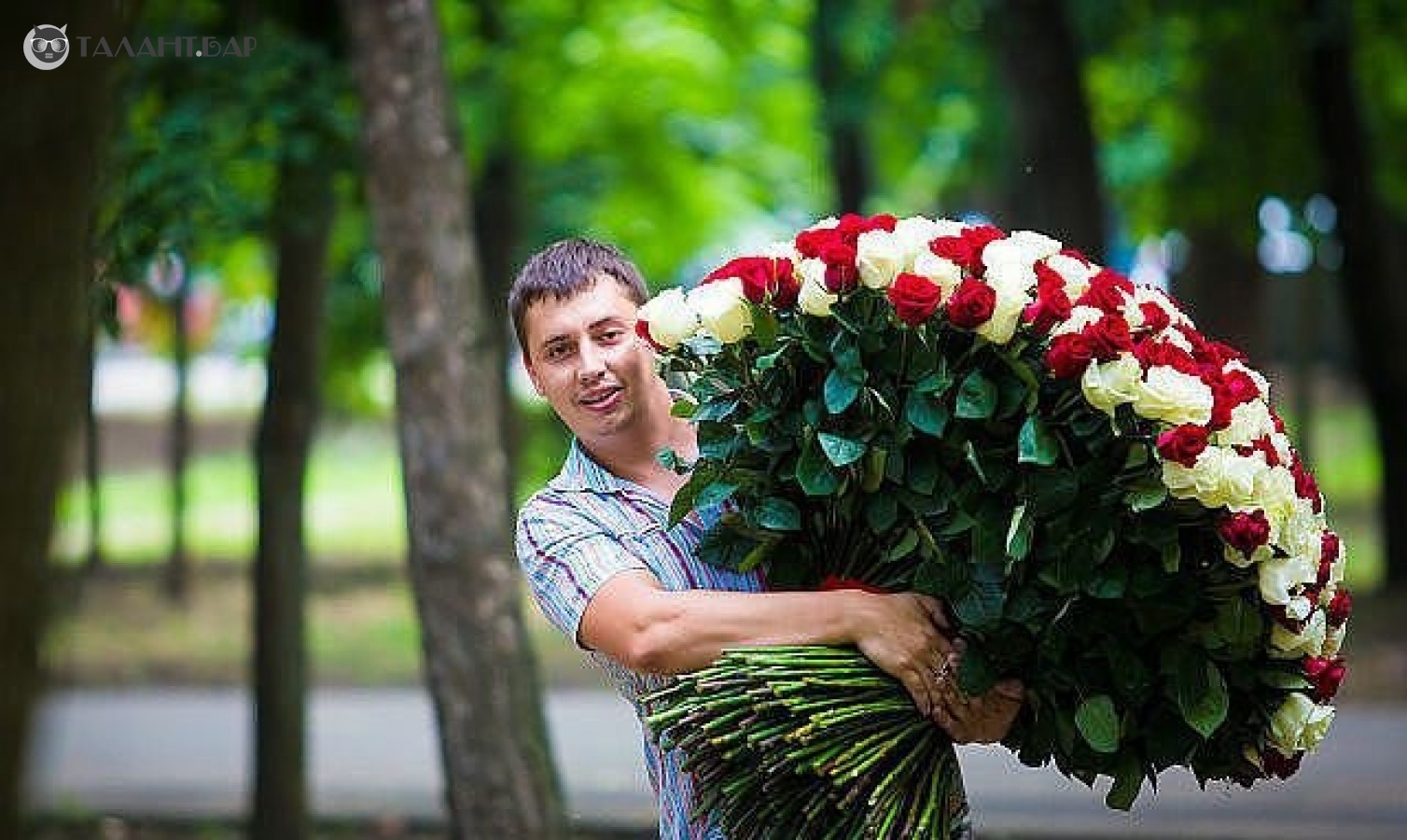 Во сне дарить букет цветов. Парень с большим букетом. Букет цветов для мужчины. Парень с букетом роз. Мужчина с цветами.