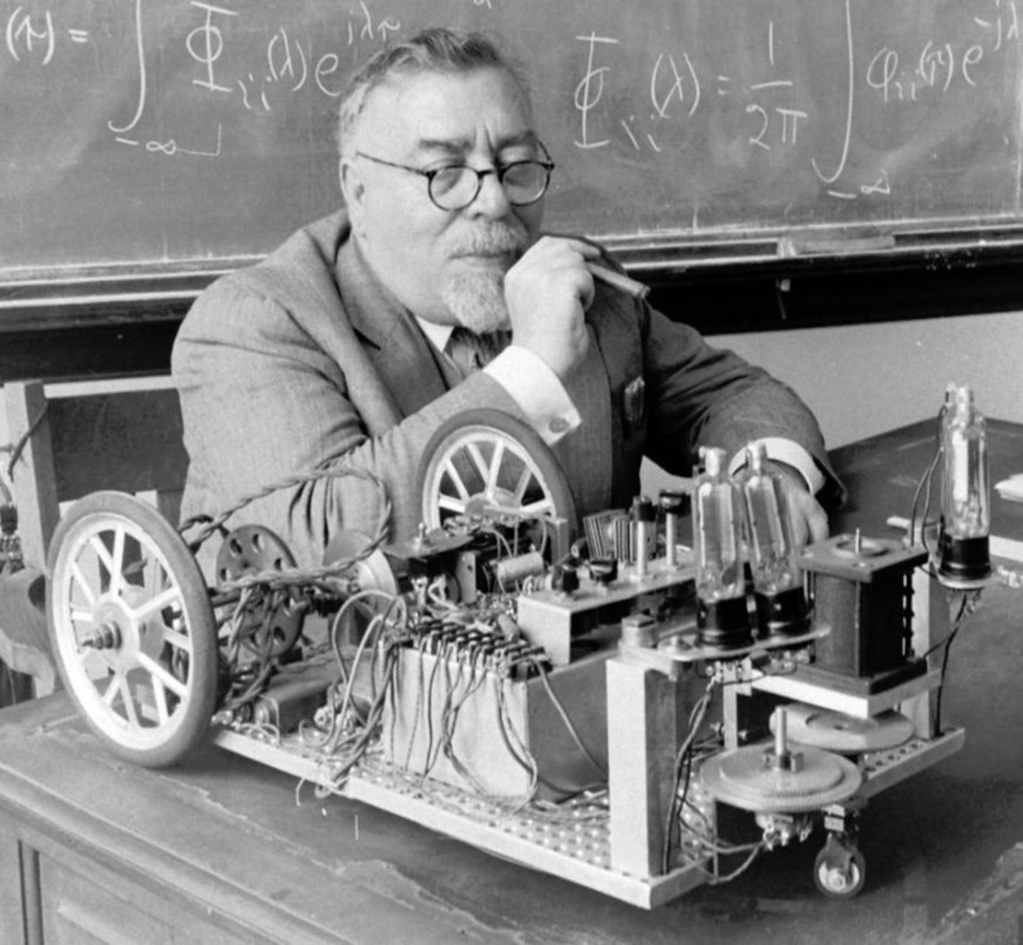 Какой из автономных роботов созданный французским изобретателем. Норберт Винер. Норберт Винер кибернетика. Норберт Винер (1894-1964). Американский ученый Норберт Винер,.