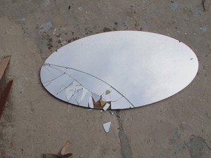 К чему разбивается зеркало в доме случайно