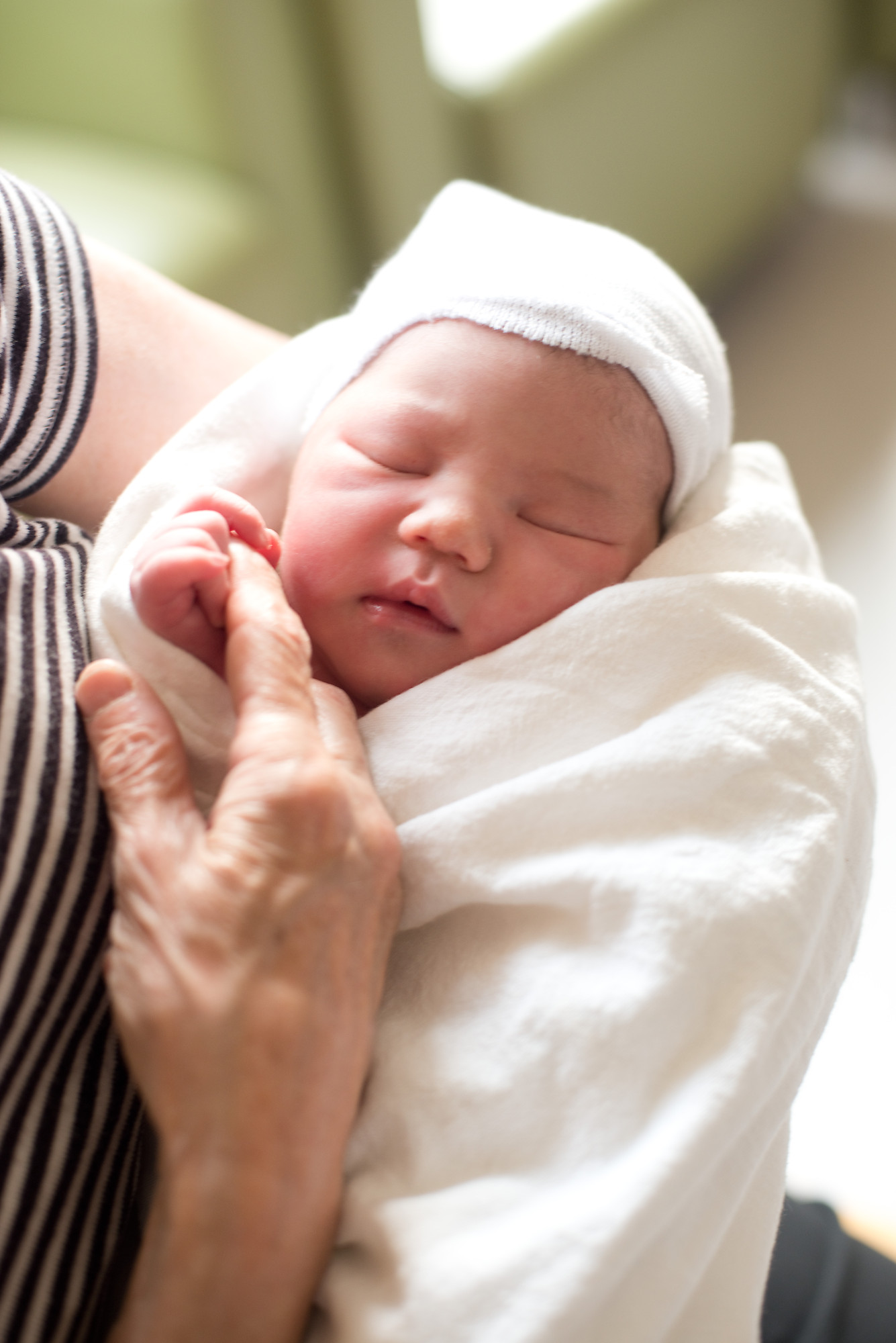 Видеть во сне ребенка грудного на руках. Новорожденный ребенок. Грудной ребенок. Новорожденный на руках. Новорождённые дети на руках.