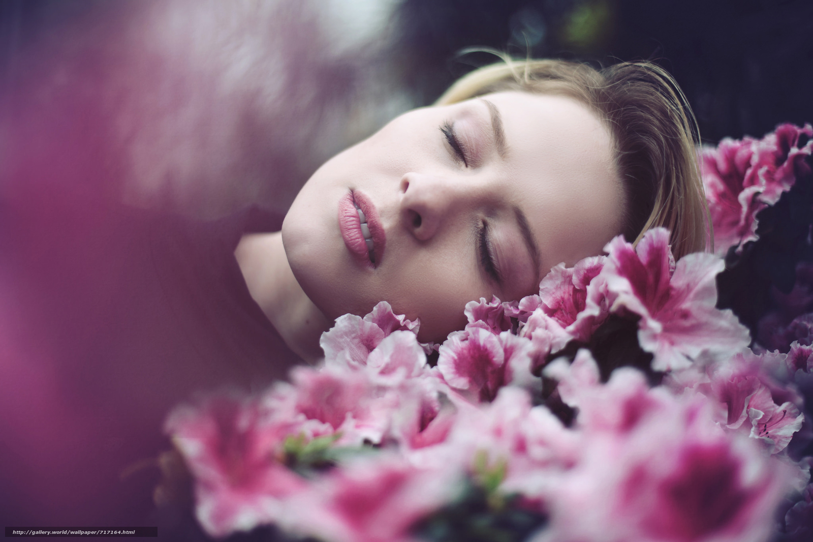 Девушка спит в цветах