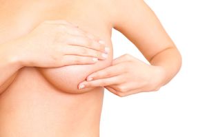 Что означает примета про грудь