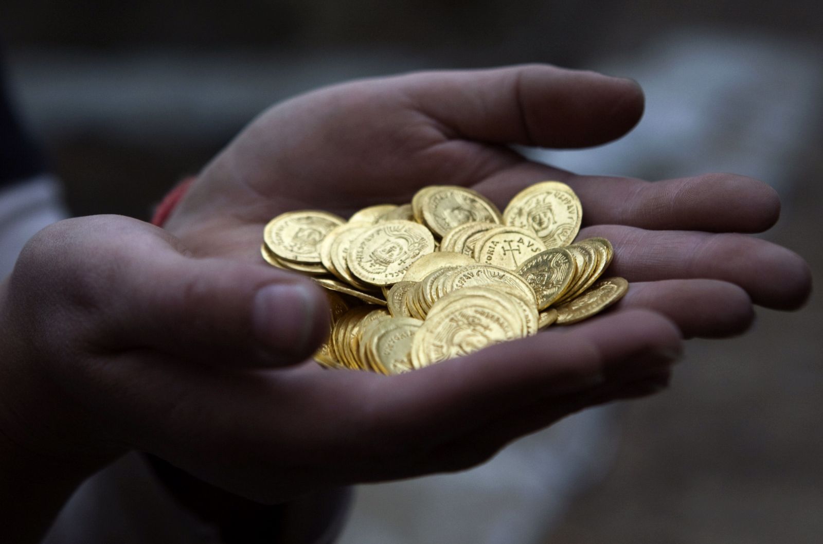 Откуп монетами. Золото монеты. Золотые монеты в руках. Золотая Монетка в руке. Горсть золотых монет.