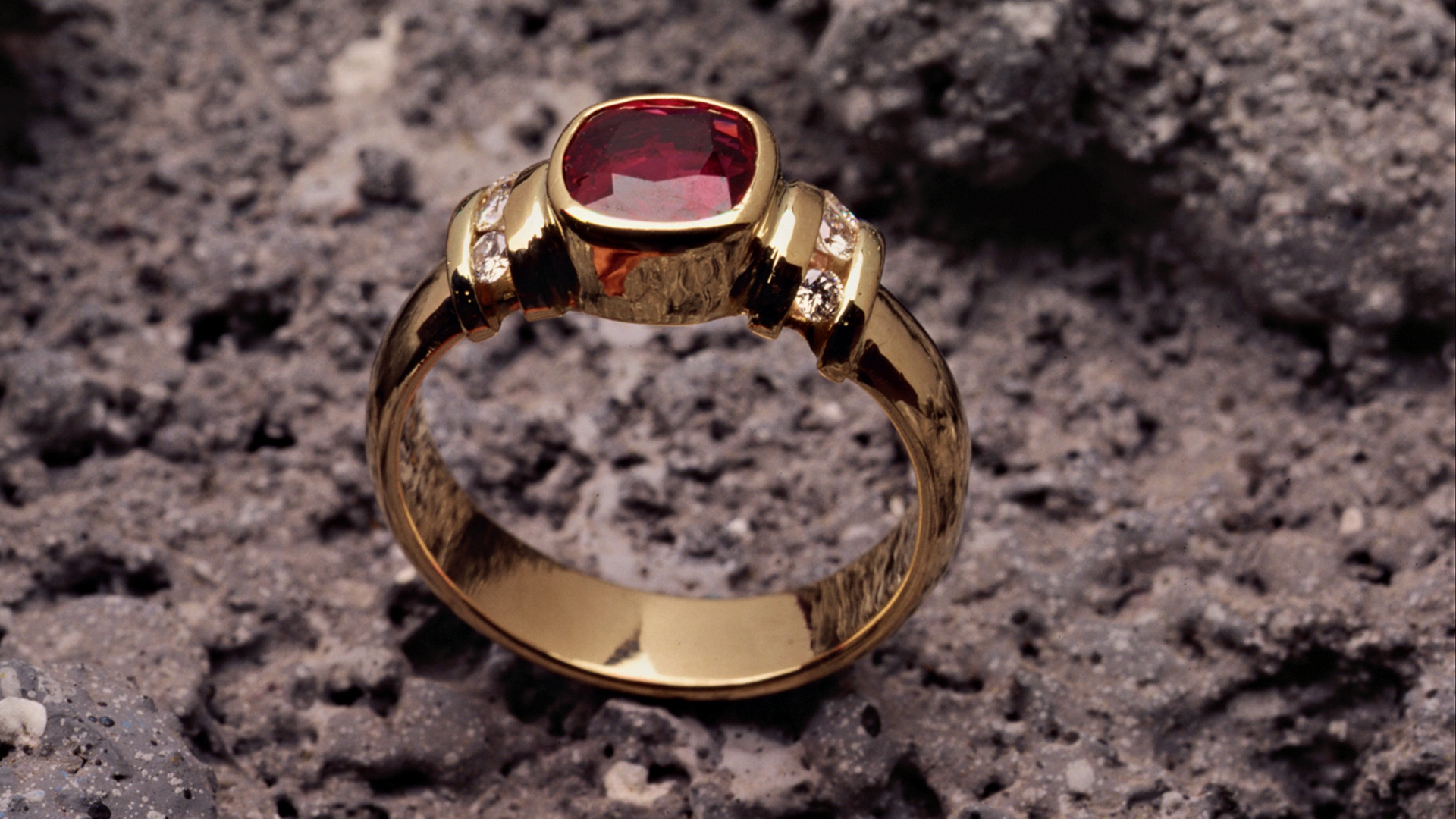 Сломанное золотое кольцо. Кольцо с камнем. Кольцо (украшение). Перстни с драгоценными камнями. Кольцо с камнем золотое.